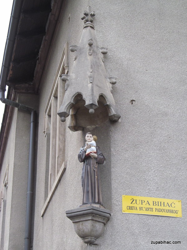 Kip sv. Ante na pročelju župne kuće